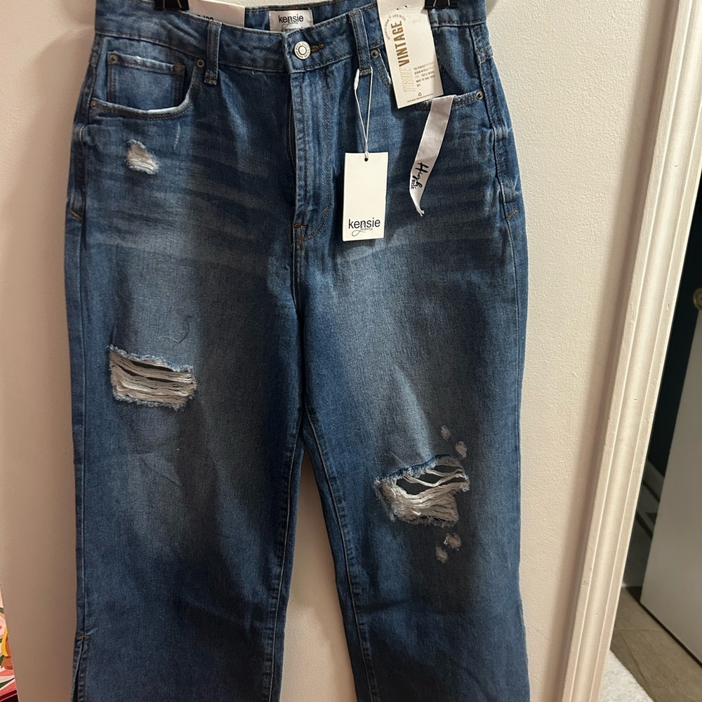 Kensie Women's Distressed Blue Jeans. Size 8‎